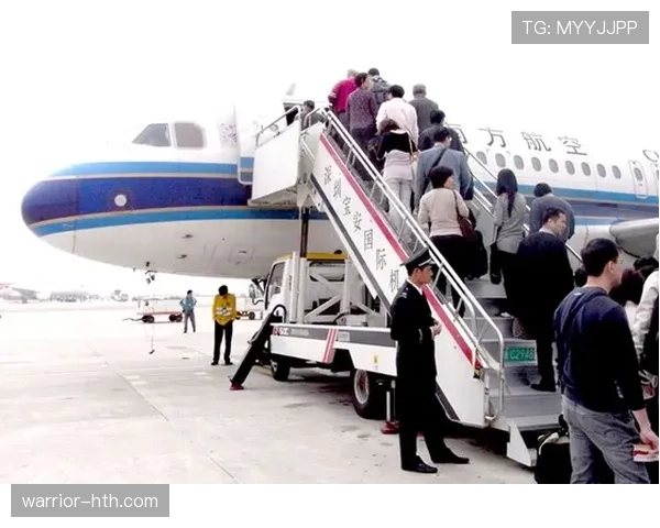 肖若腾穿拖鞋登私人飞机，身边行李堆成小型名牌展，尴尬又好笑